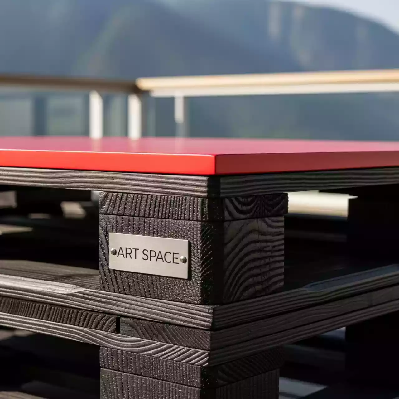 Аренда Стол паллетный обожженное дерево с красной столешницей в Panorama by Mercure — ART SPACE