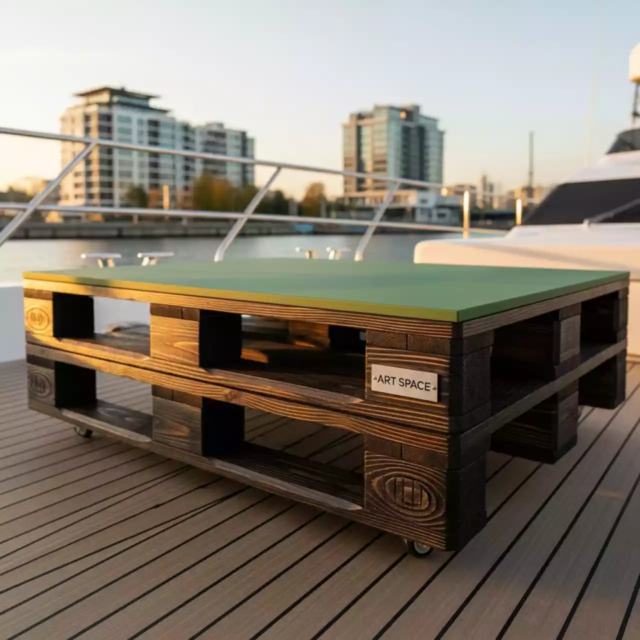 Аренда Стол паллетный обожженное дерево с зеленой столешницей на VIP-яхте (Имеретинский порт) — ART SPACE
