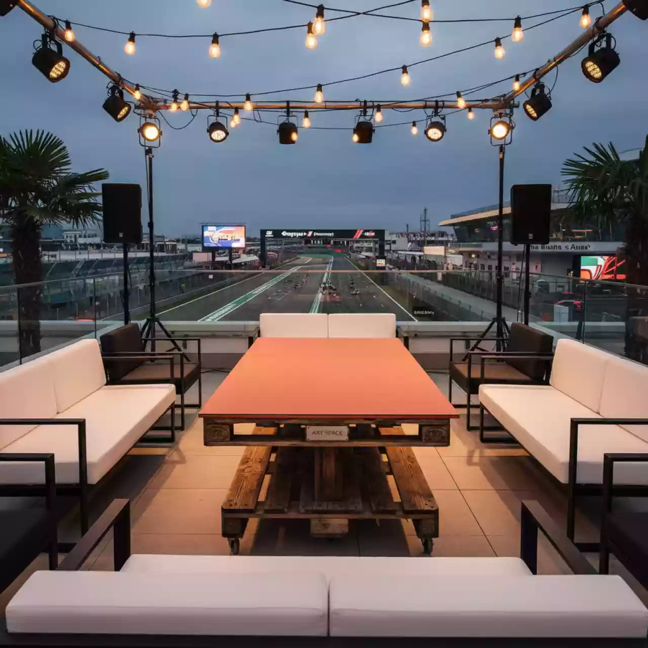 Аренда Стол паллетный обожженный с оранжевой столешницей на вилле «Анна» — ART SPACE