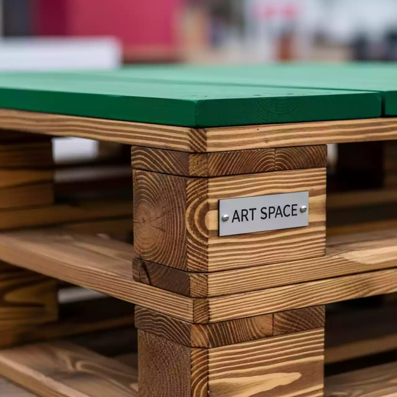 Аренда Стол паллетный обожженный с зеленой столешницей в Гранд Отель Поляна — ART SPACE