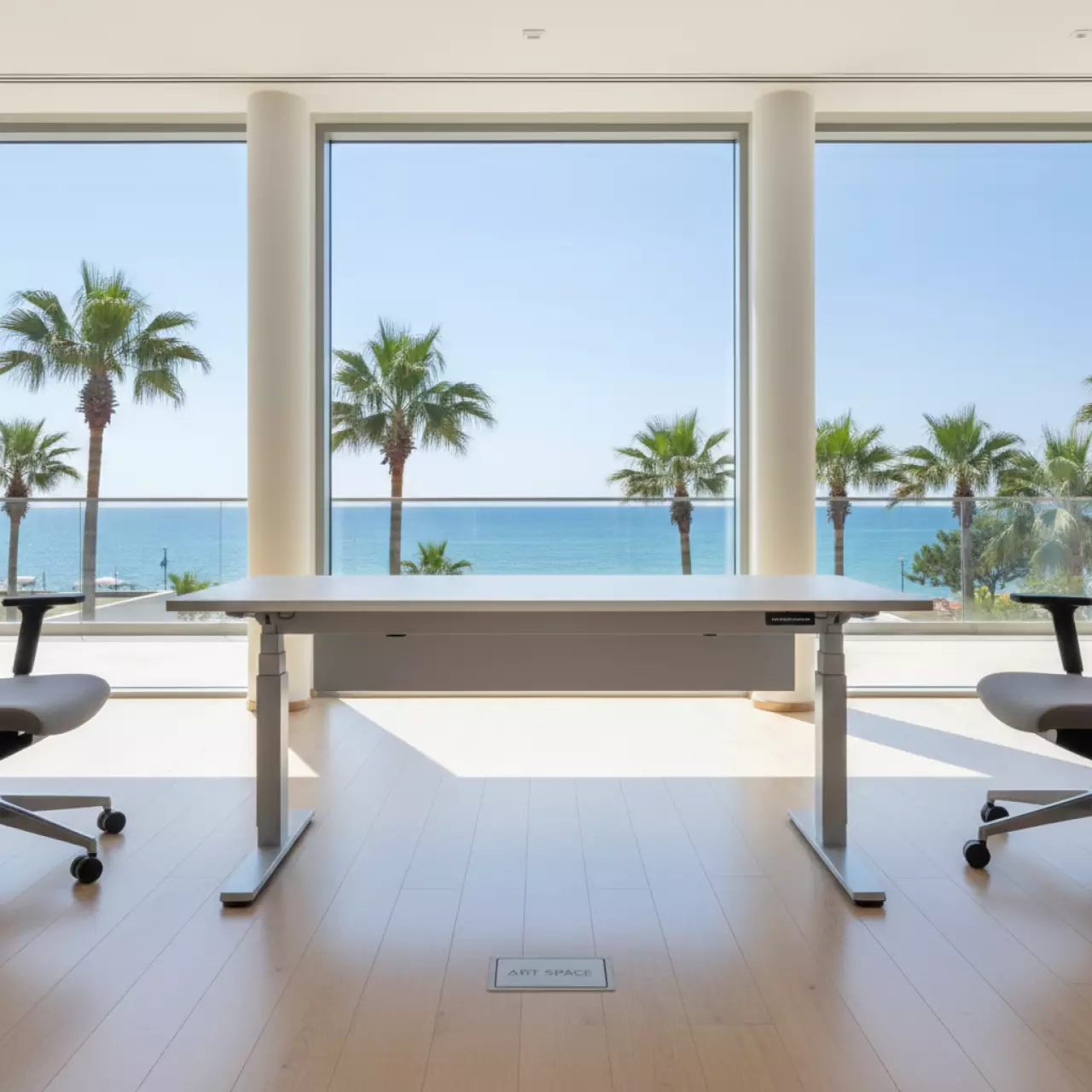 Аренда Стол парта регулируемый Program в Cosmos Sochi Hotel — ART SPACE