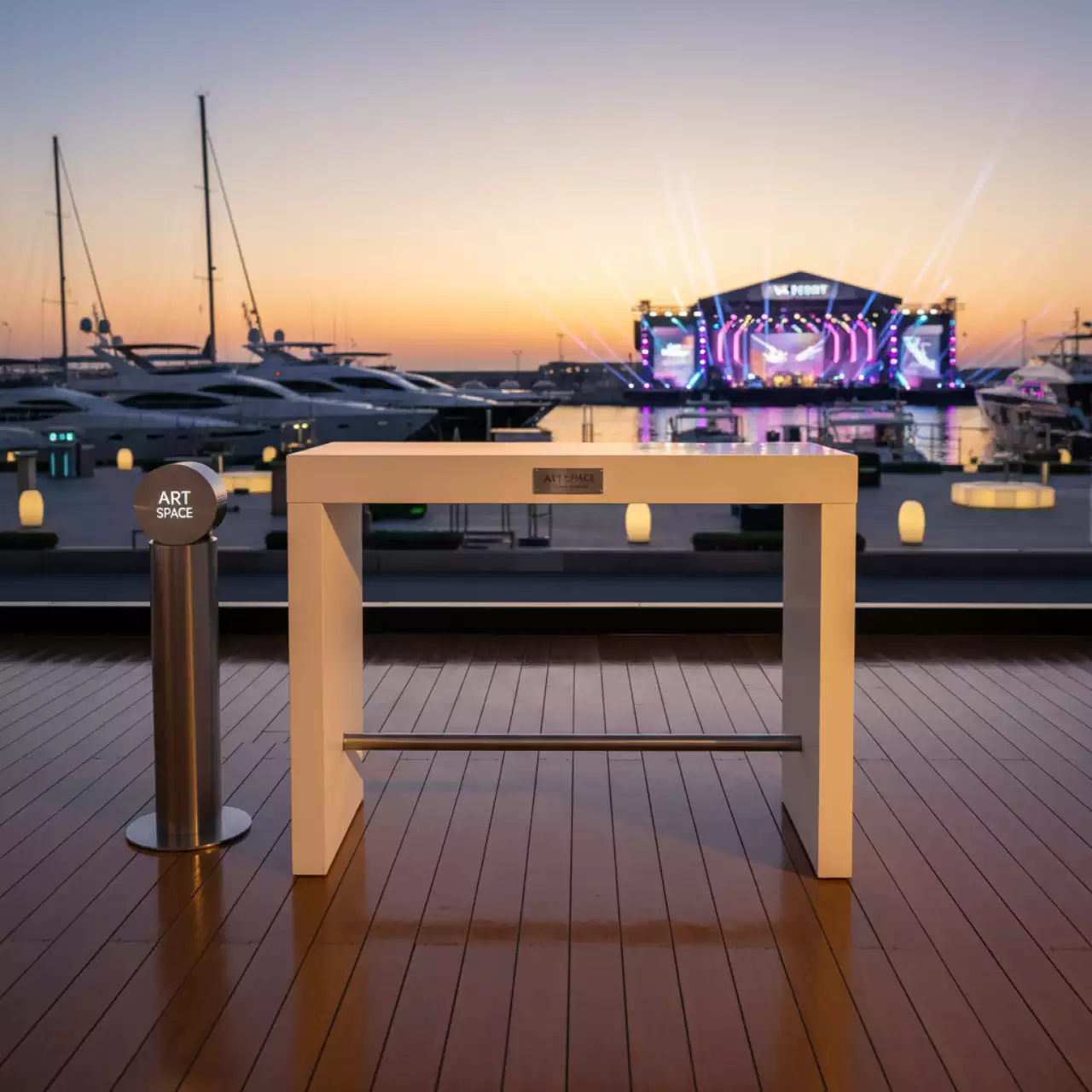 Аренда Стол пластиковый барный Tkitt BTAK54 на территории Морпорта Сочи — ART SPACE