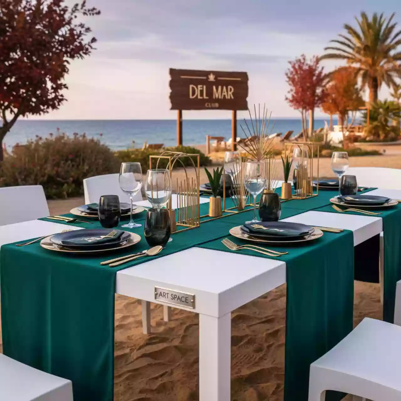 Аренда Стол пластиковый Noma Basic в пляжном клубе Del Mar — ART SPACE