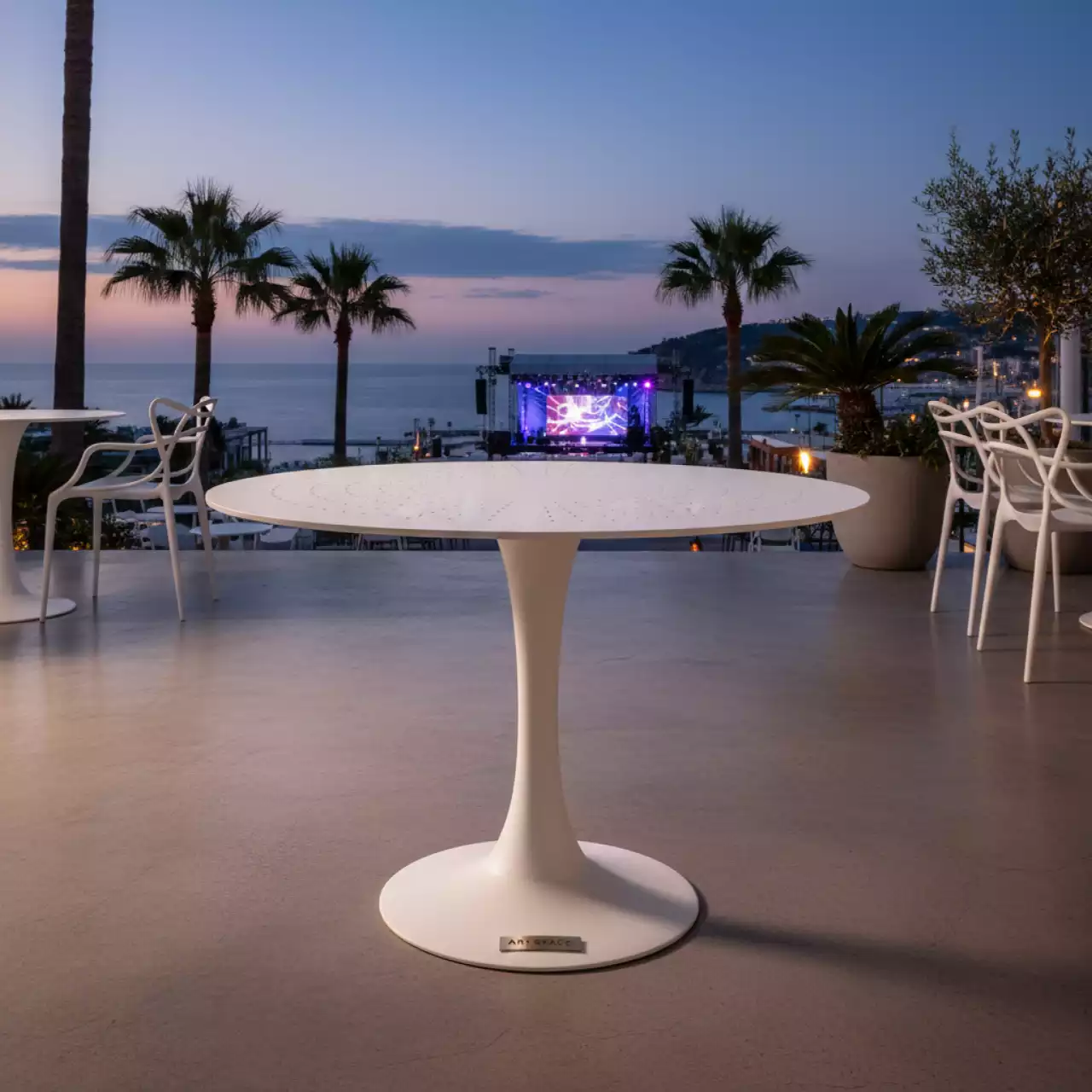 Аренда Стол пластиковый Sky Table Ø105 в ресторане «Sanremo» — ART SPACE