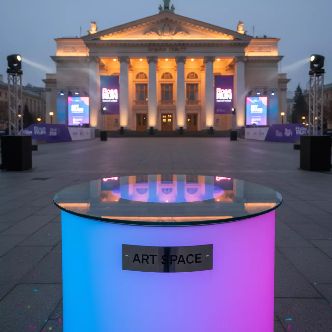 Аренда Стол пластиковый со стеклом светящийся Winston Lighting в Зимнем театре — ART SPACE