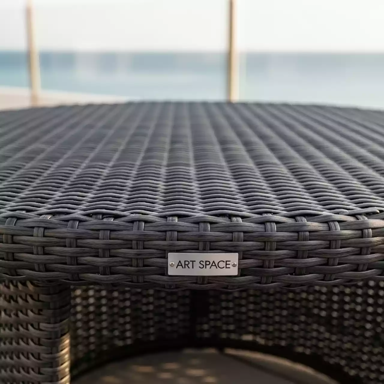 Аренда Стол плетеный круглый Эспрессо диаметр 80 см графитовый в Radisson Collection Paradise — ART SPACE