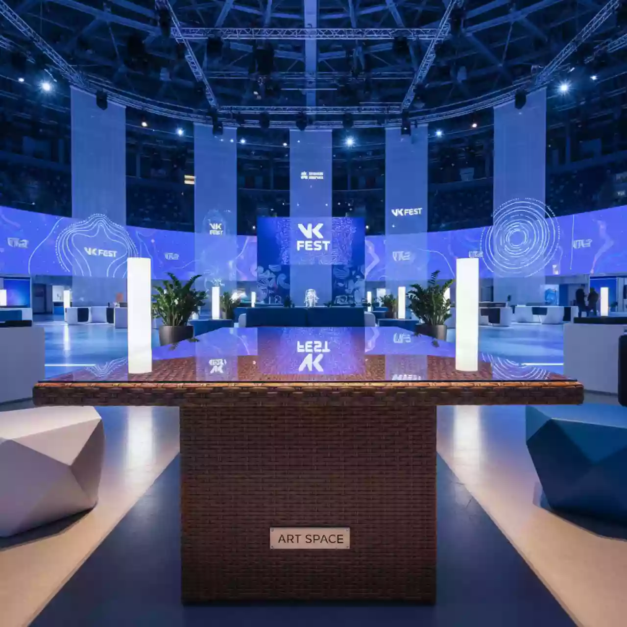 Аренда Стол плетеный со стеклом коричневый прямоугольный 81х42 см 20 348 в ледовом дворце «Большой» — ART SPACE