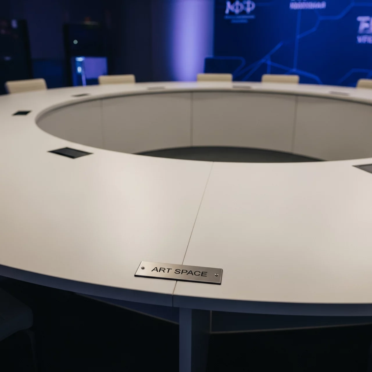 Аренда Стол полукруг президиум 250 см в ОКЦ «Галактика» — ART SPACE