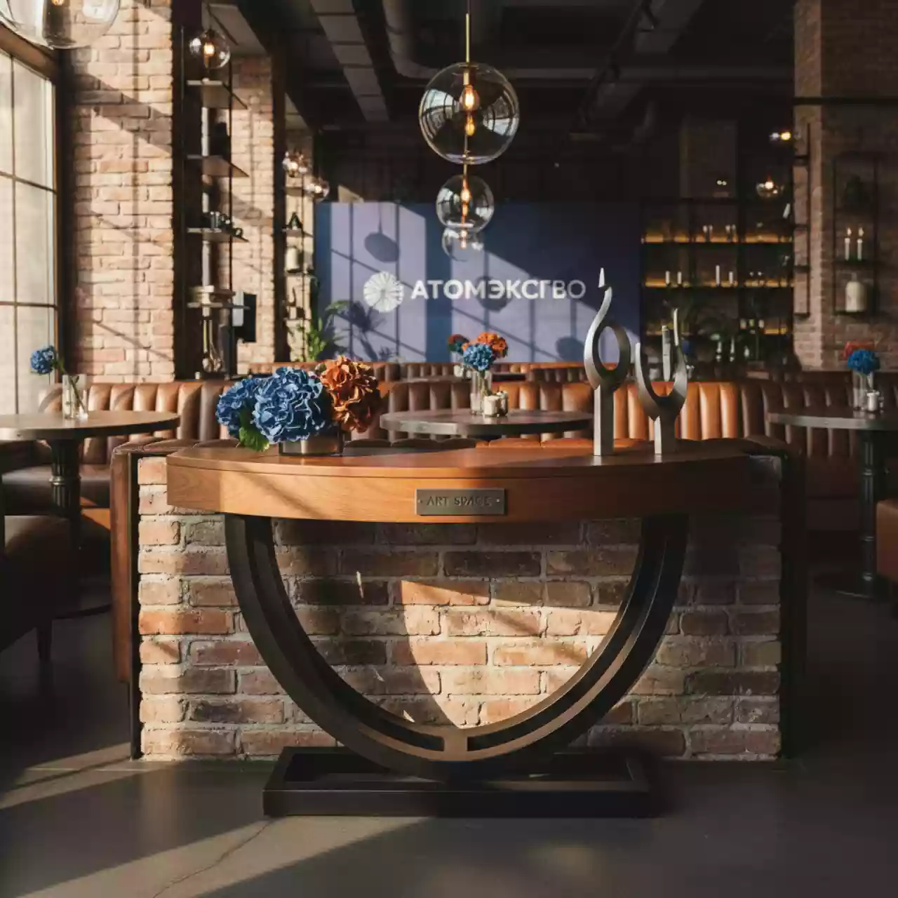 Аренда Стол полукруглый Феномен 9000 70х44 см в ресторане «Сыроварня» — ART SPACE