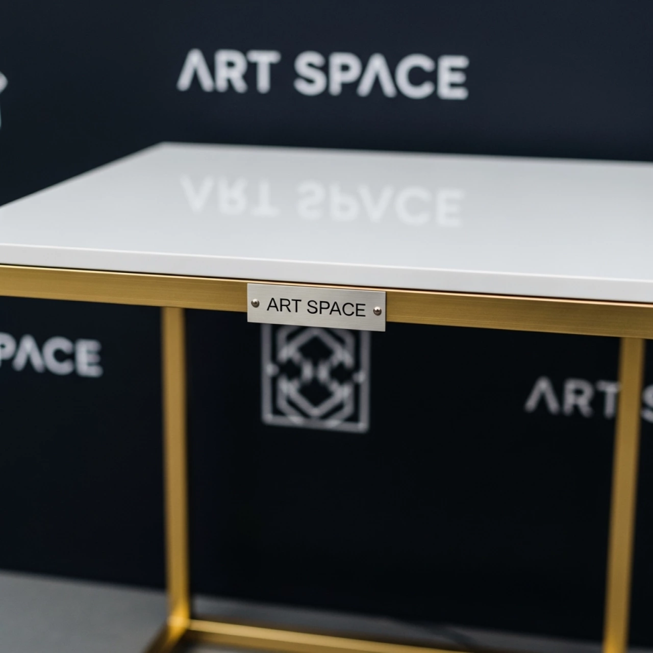 Аренда Стол придиванный Sun 70 Gold & White на вилле «Анна» — ART SPACE