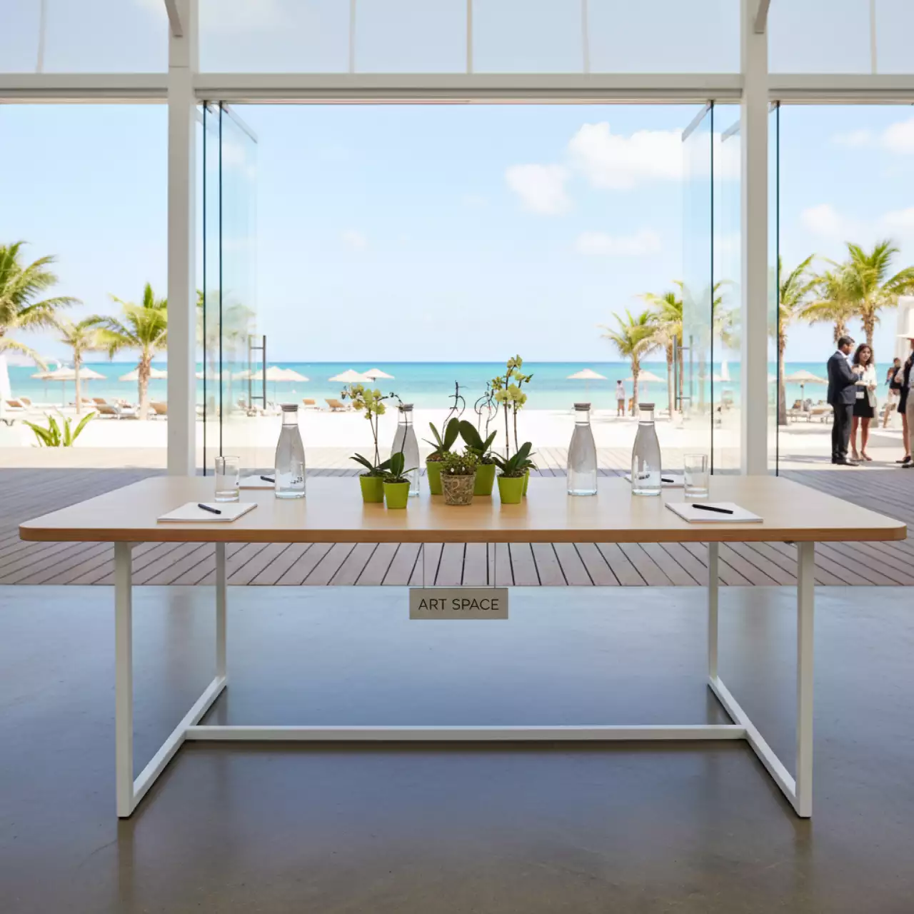 Аренда Стол прямоугольный Eames в пляжном комплексе VinoGrad — ART SPACE