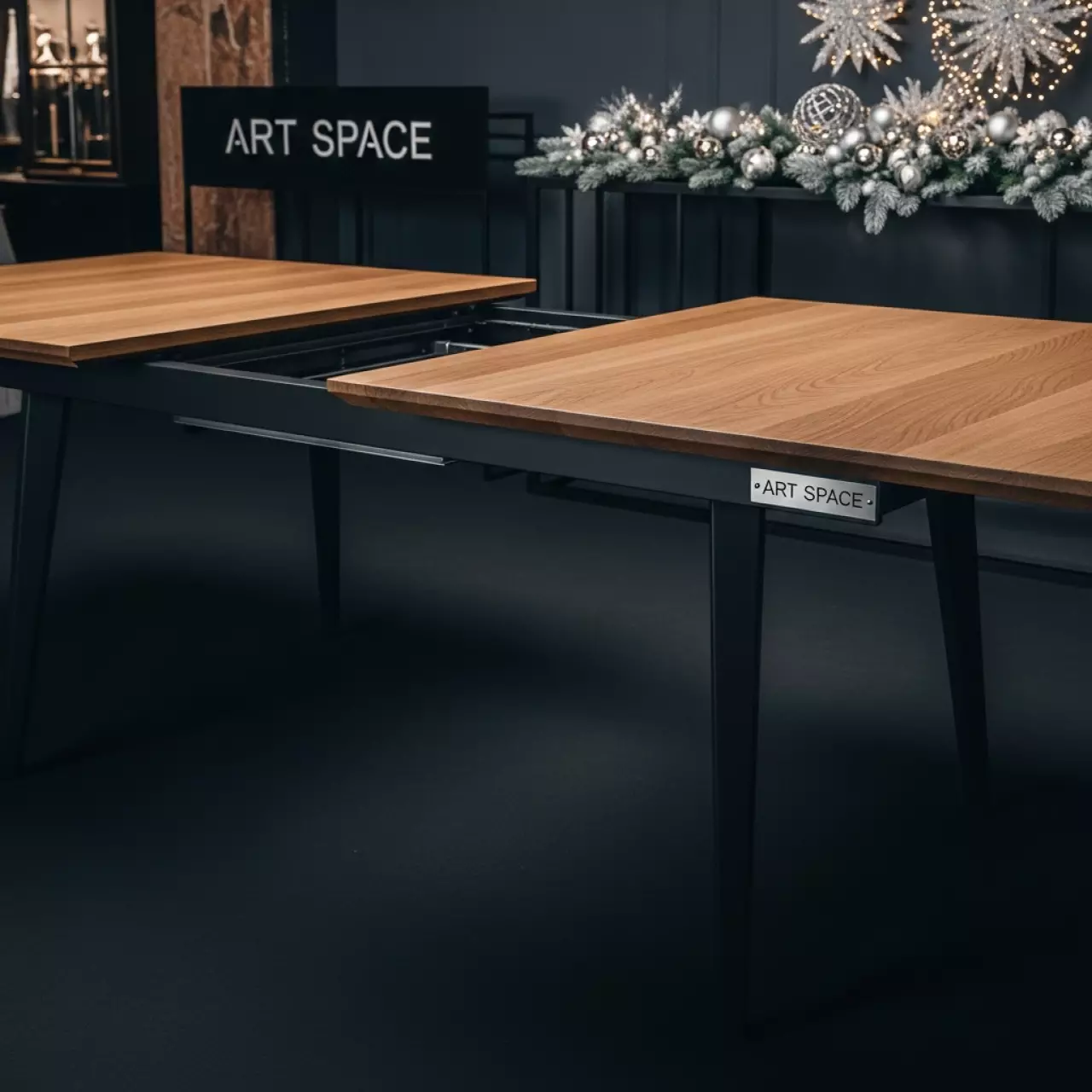 Аренда Стол раздвижной дуб вотан черный Лаки мини 800х300 мм в ресторане «Voda» — ART SPACE