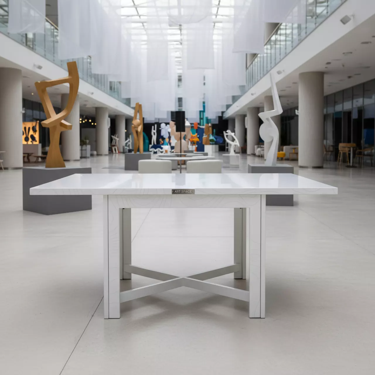 Аренда Стол раздвижной супер белый белый муар Лаки мини 800х300 мм в отеле «Богатырь» — ART SPACE