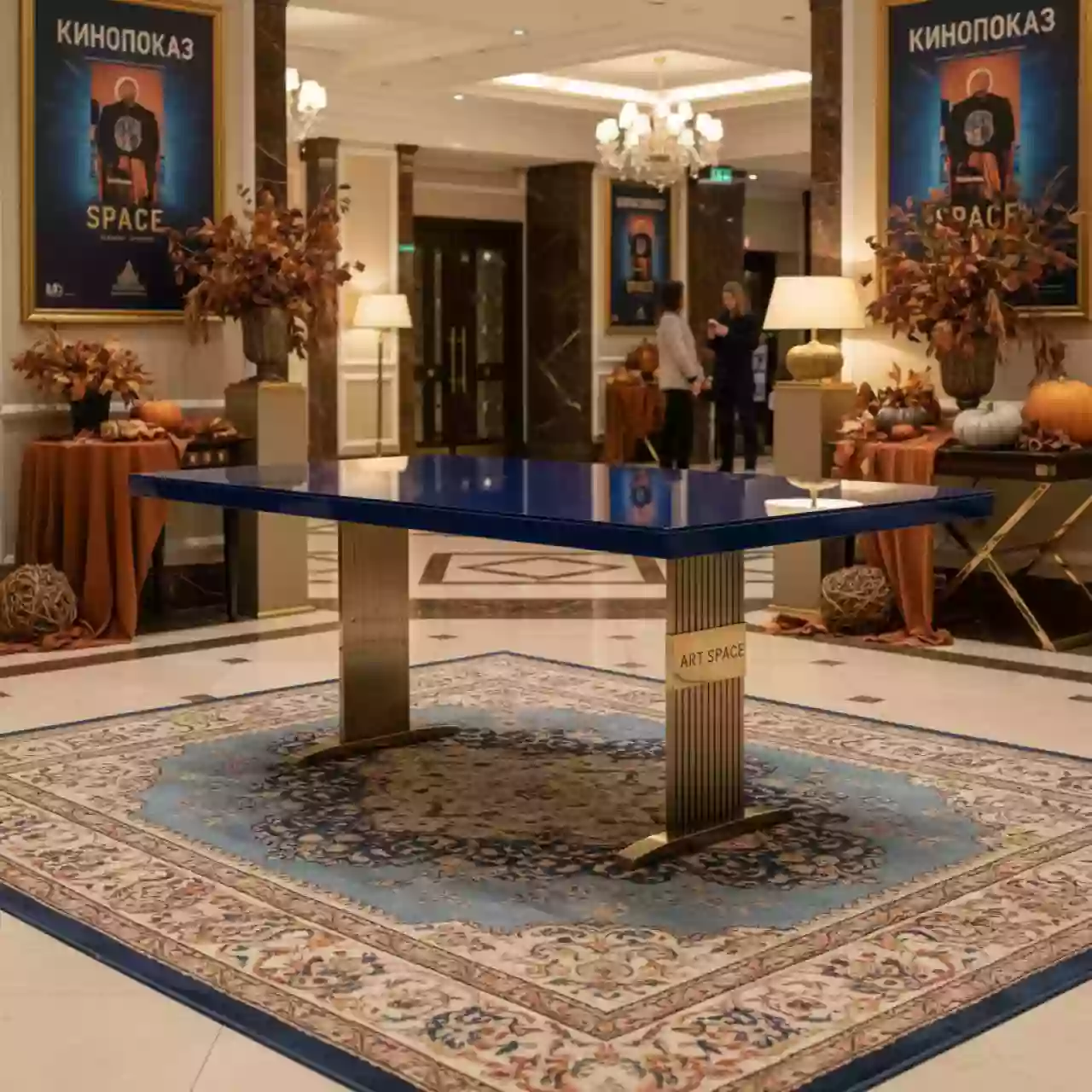 Аренда Стол Rozana с синим стеклом в Mercure Сочи Центр — ART SPACE