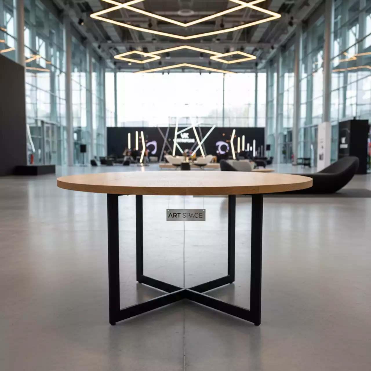 Аренда Стол Rudolf круглый раскладной 90 120x90x75 см дуб вотан черный в VK Stadium Sirius — ART SPACE