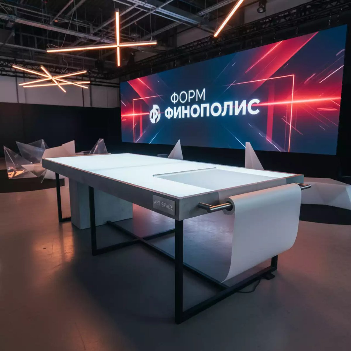 Аренда Стол с нижней подсветкой рулон прозрачной бумаги в Red Arena — ART SPACE