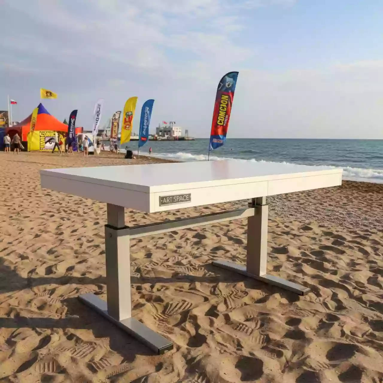 Аренда Стол с регулировкой высоты Lift белый ЛДСП 110х70 на пляже «Мандарин» — ART SPACE