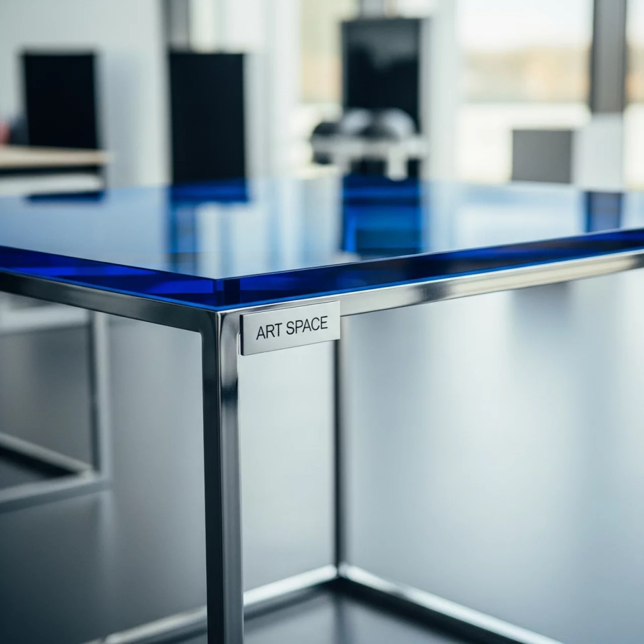 Аренда Стол с синим стеклом Rozana в Novotel Resort — ART SPACE