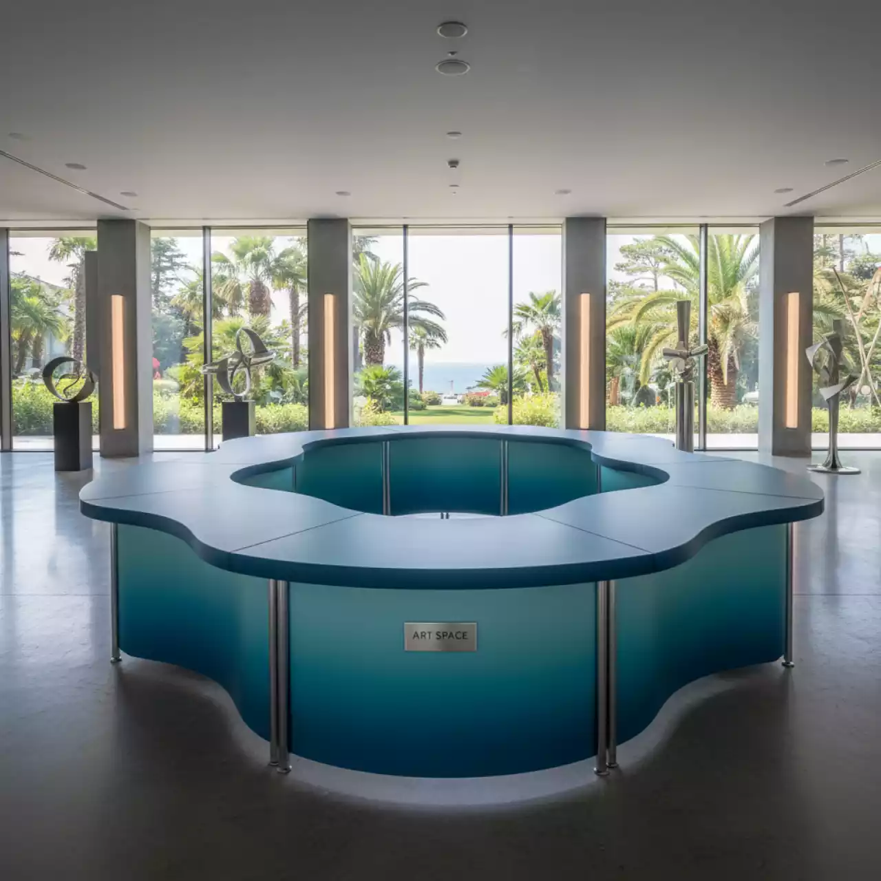 Аренда Стол секционный каркасный "Волна змейка" 1 4 секционный D 3.2 м в Swissôtel Resort Sochi Kamelia — ART SPACE