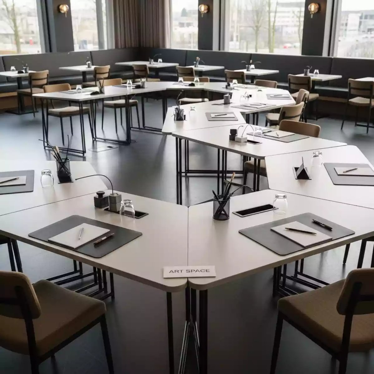 Аренда Стол секционный каркасный Волна Змейка № 2 8 секционный d 4,5 м в ресторане «D.O.M» — ART SPACE