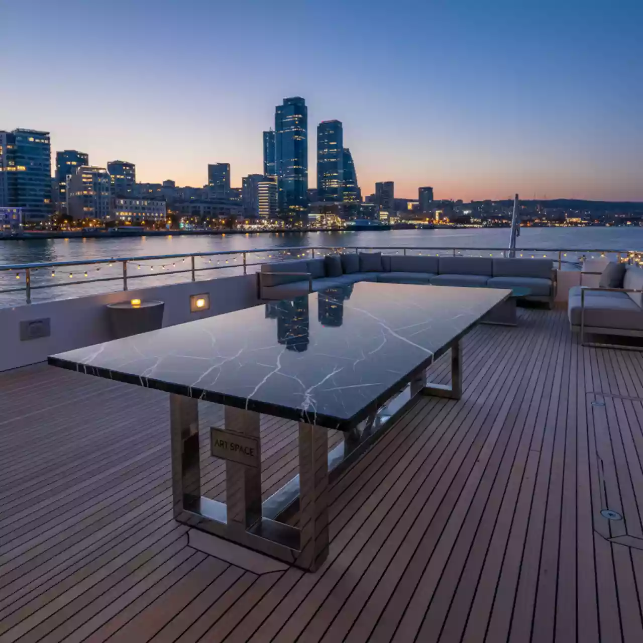 Аренда Стол slash мрамор silver black на VIP теплоходе (Морпорт Сочи) — ART SPACE