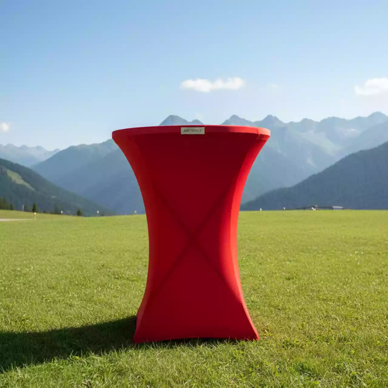 Аренда Стол со скатертью Catering красный 120 на курорте «Газпром» (Альпика) — ART SPACE