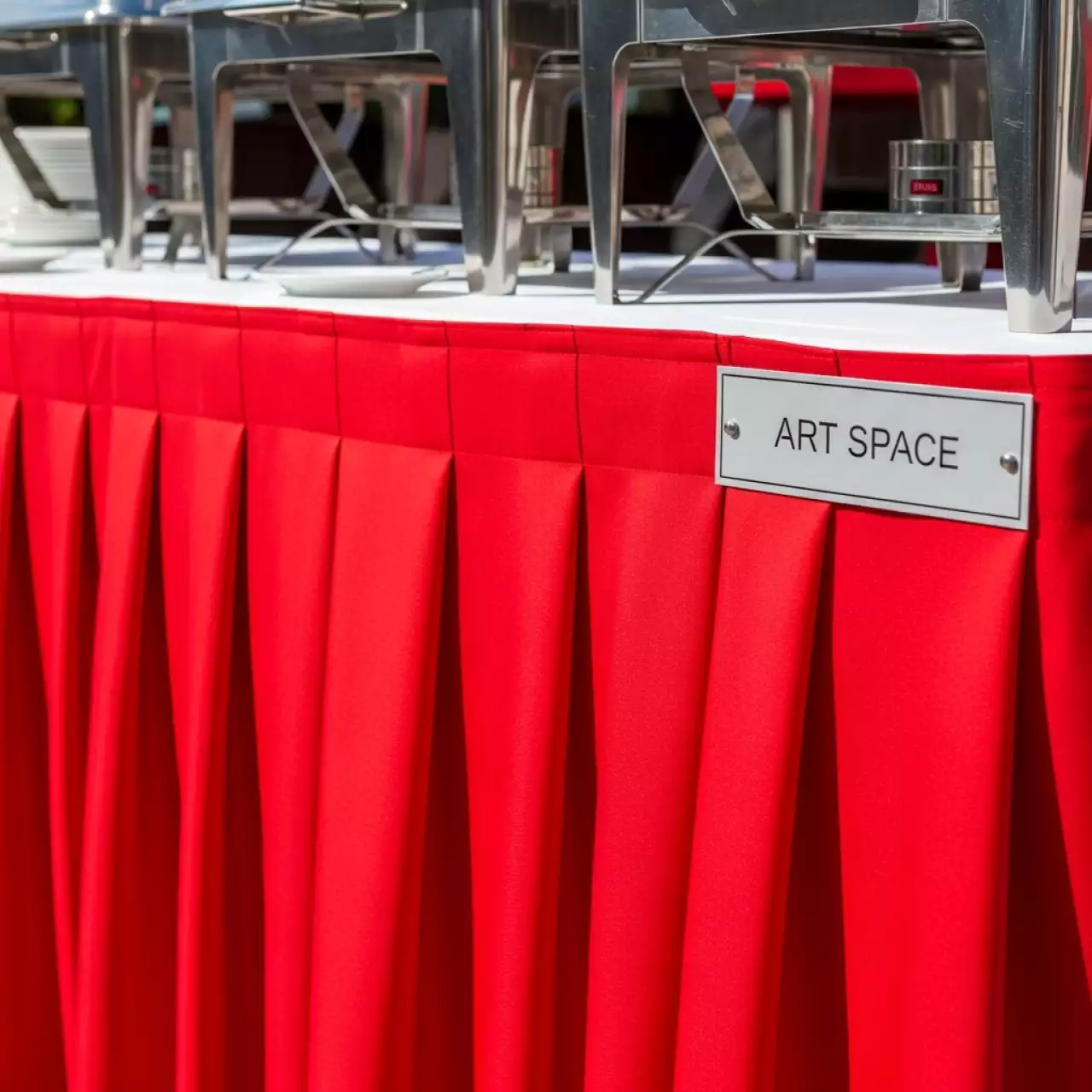 Аренда Стол со скатертью Catering красный в гранд-отеле «Жемчужина» — ART SPACE