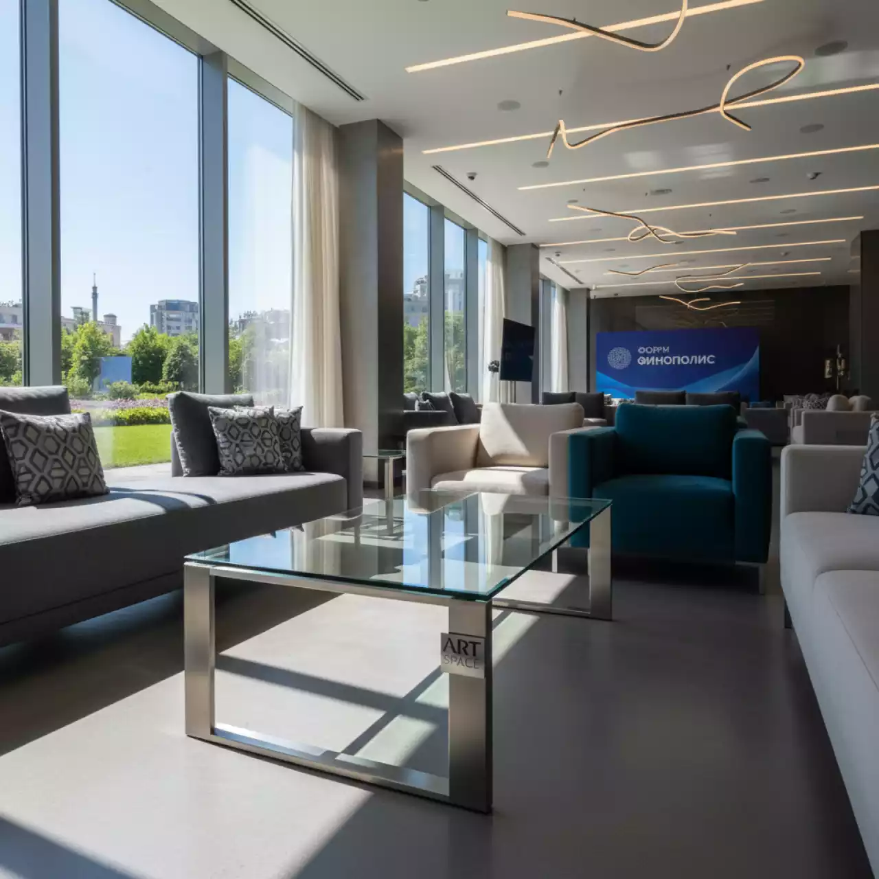 Аренда Стол стеклянный 100х70х55 в Rodina Grand Hotel & SPA — ART SPACE