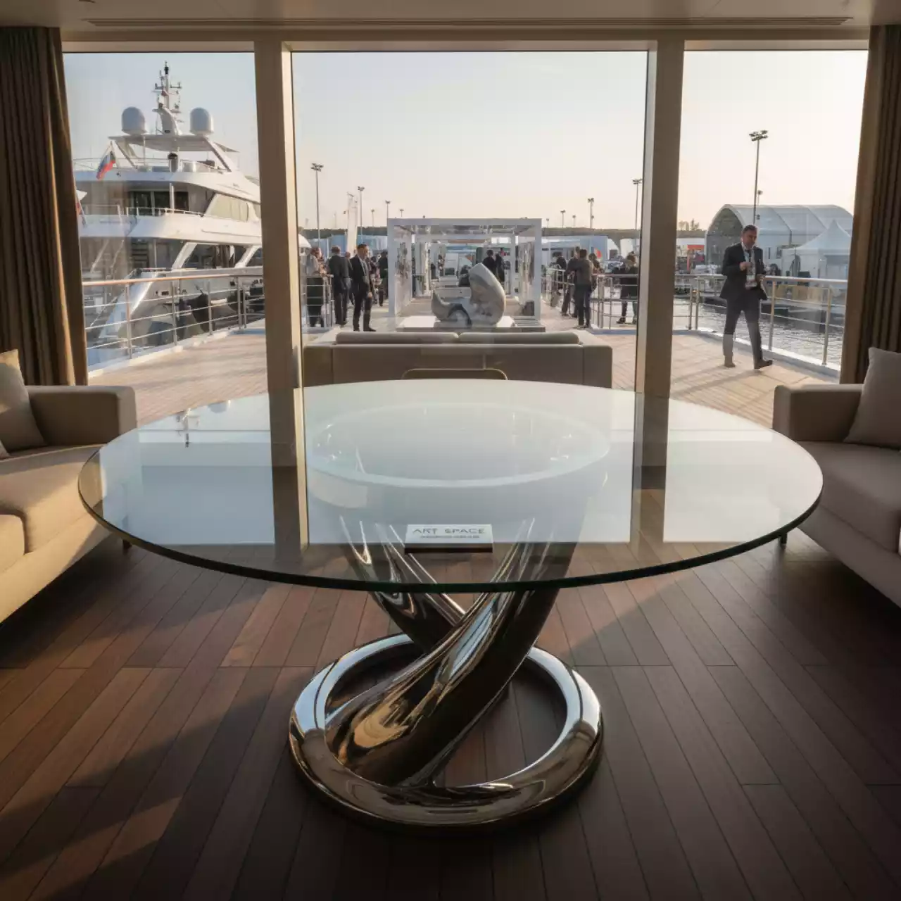 Аренда Стол стеклянный круглый на VIP-яхте (Имеретинский порт) — ART SPACE