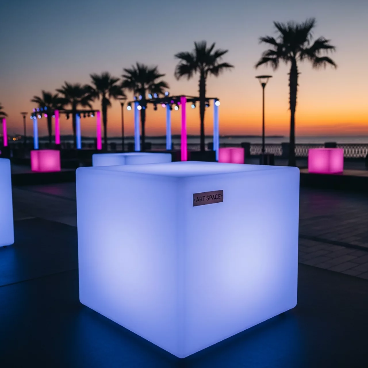 Аренда Стол светящийся Cubo 50 220V Accum на Имеретинской набережной — ART SPACE