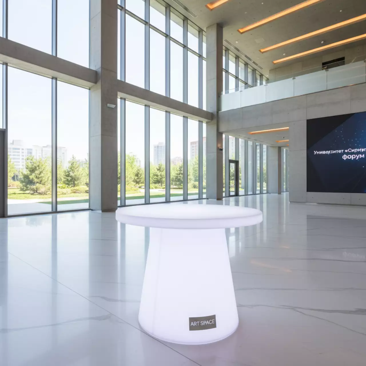 Аренда Стол светящийся Pacifico Round 220V white в Университете «Сириус» — ART SPACE
