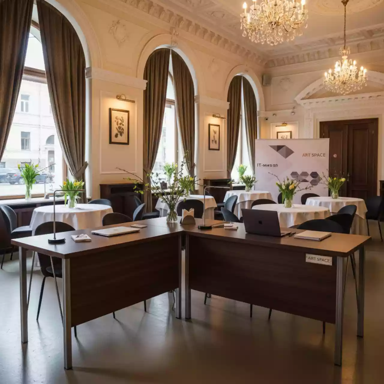 Аренда Стол угловой с экраном из ЛДСП 1200х1200 венге ножки алюминий в ресторане «Плакучая Ива» — ART SPACE