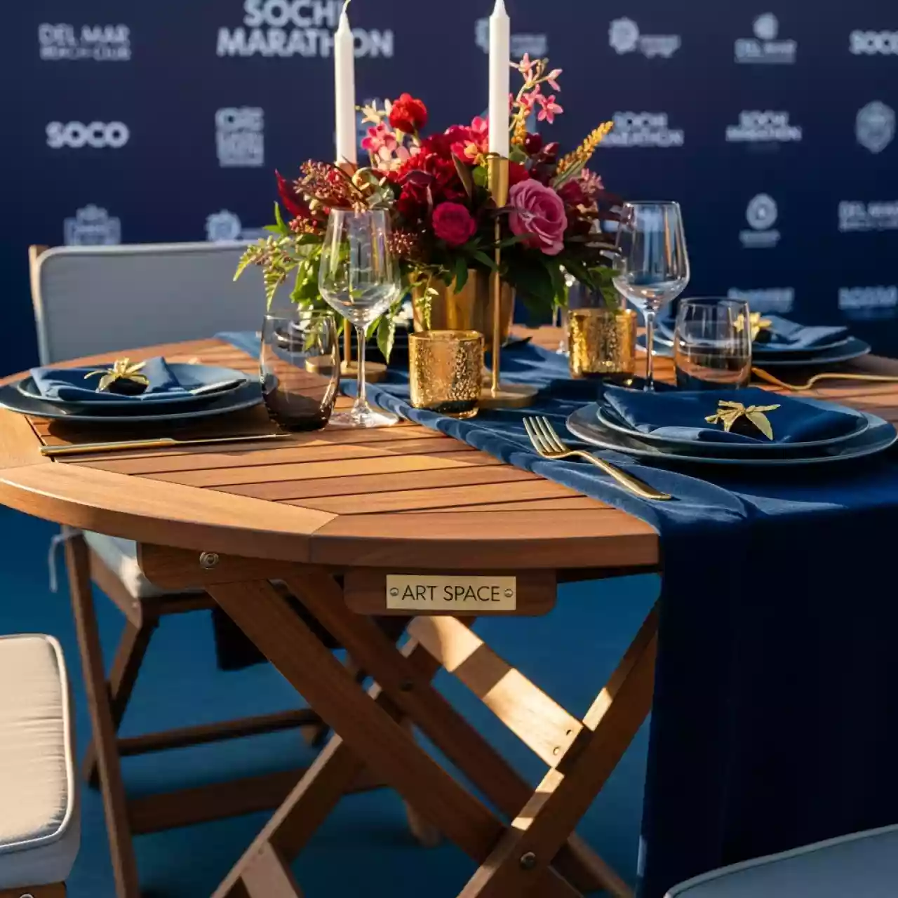 Аренда Стол уличный складной деревянный D 120 см коричневый 02 020 в пляжном клубе Del Mar — ART SPACE