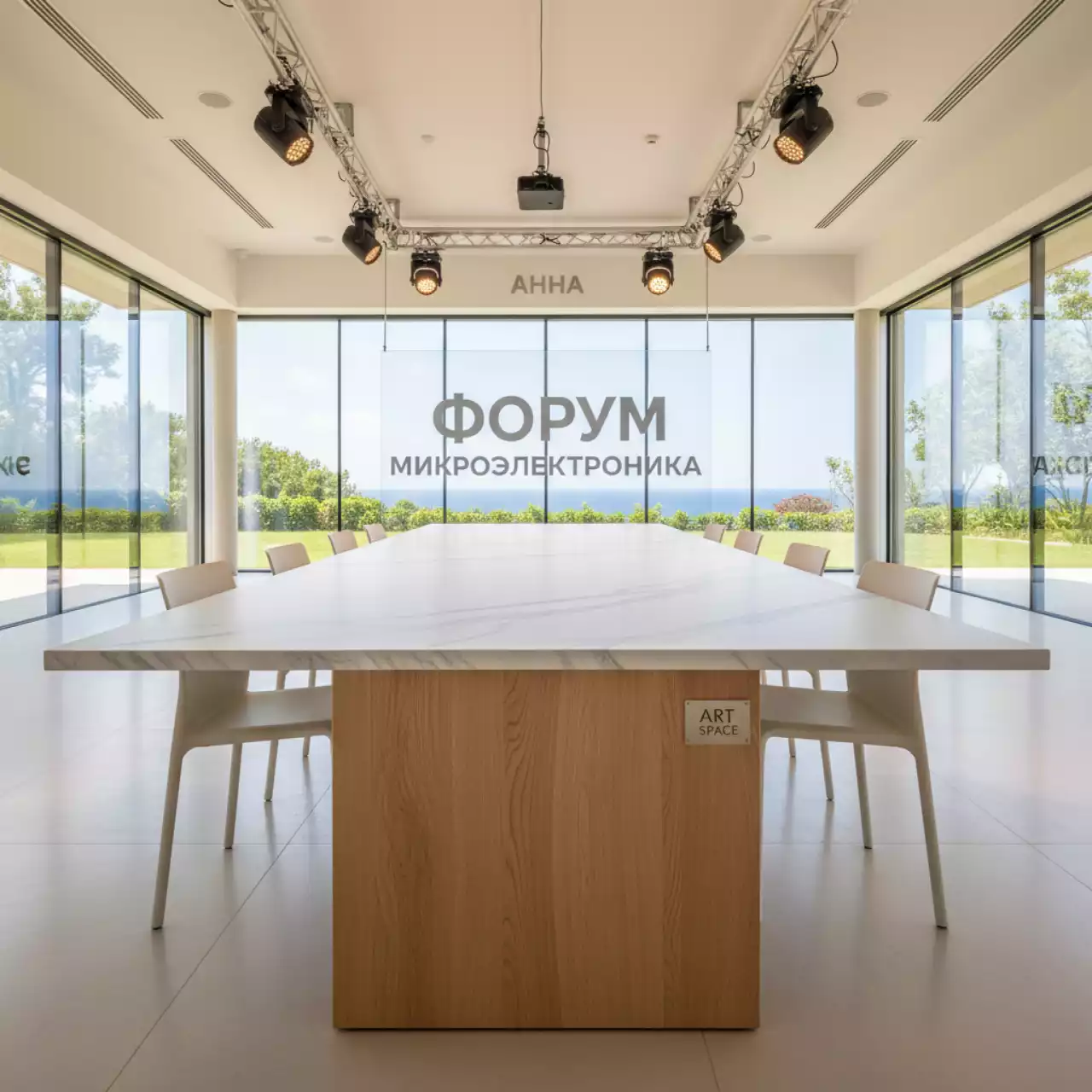 Аренда Стол Unika 180х80 см белый спеченный камень светлое дерево на вилле «Анна» — ART SPACE