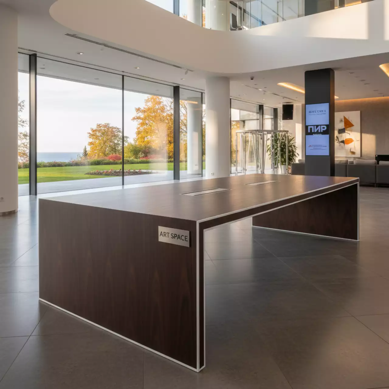 Аренда Стол венге белый кромка ПВХ Лидер 2 2000х900 в Swissôtel Resort Sochi Kamelia — ART SPACE