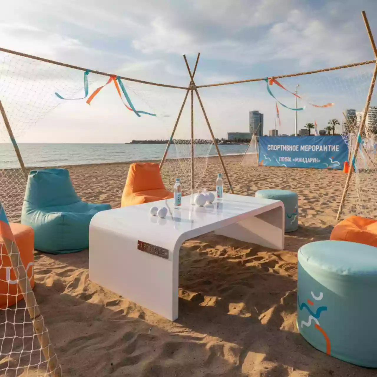 Аренда Стол журнальный HPL Глория 100х65 см молочный на пляже «Мандарин» — ART SPACE