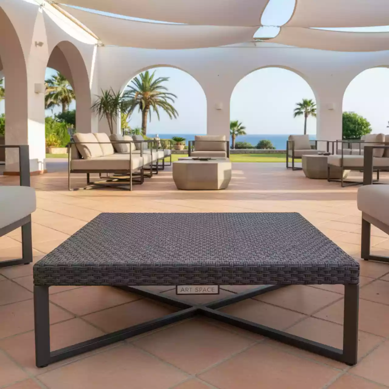 Аренда Стол журнальный из искусственного ротанга YH S4840W graphite на вилле «Анна» — ART SPACE