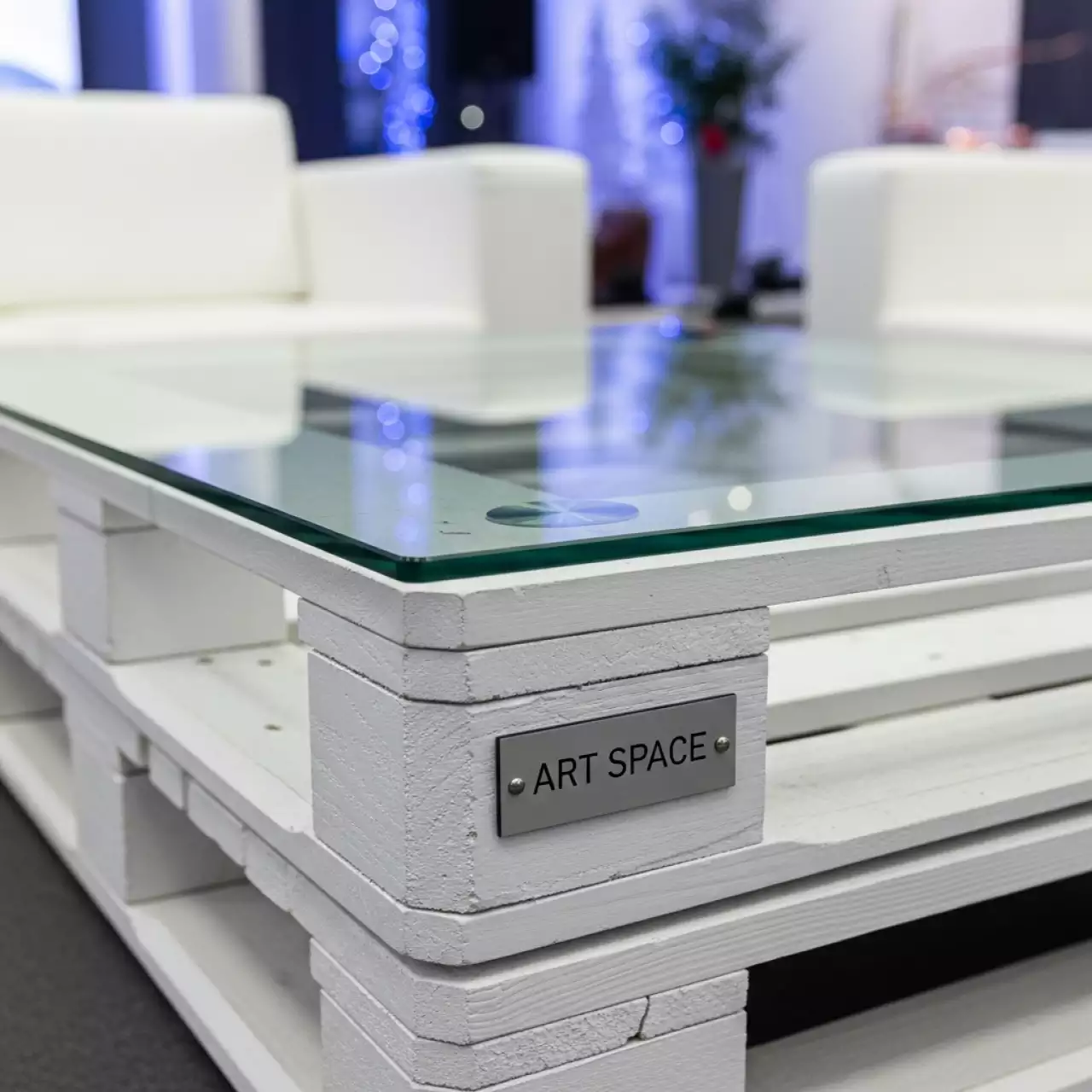 Аренда Стол журнальный паллетный белый с прозрачной столешницей в МФК «Горный» — ART SPACE