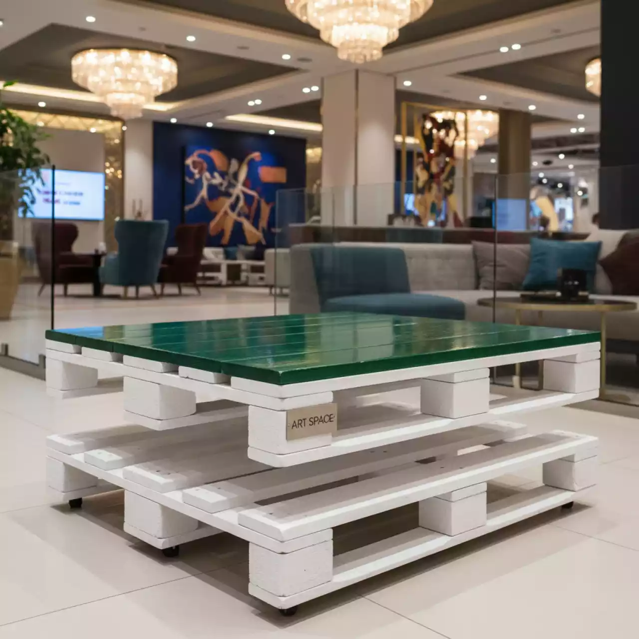 Аренда Стол журнальный паллетный белый с зеленой столешницей в казино «Сочи» — ART SPACE