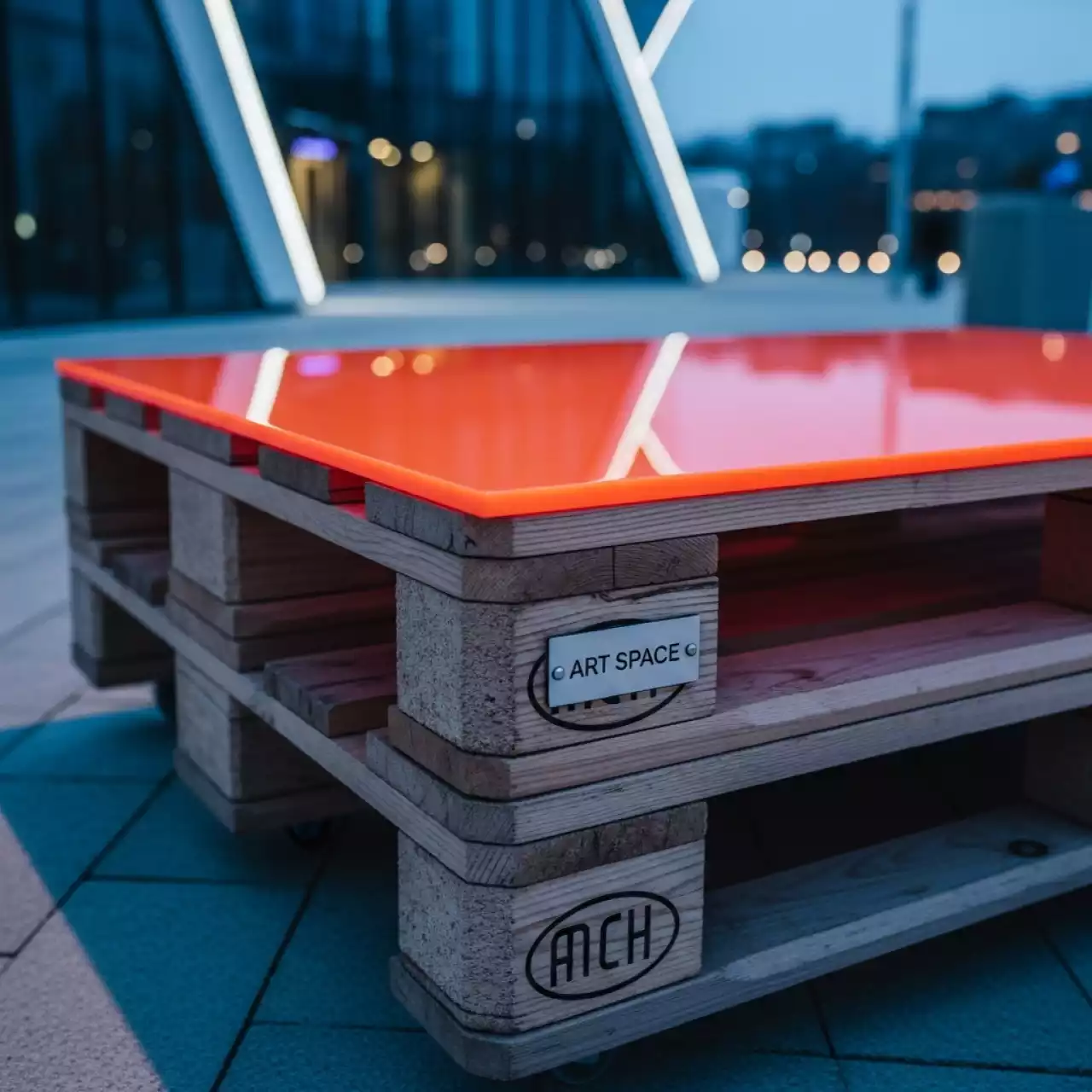 Аренда Стол журнальный паллетный деревянный с оранжевой столешницей в комплексе Sea Galaxy — ART SPACE