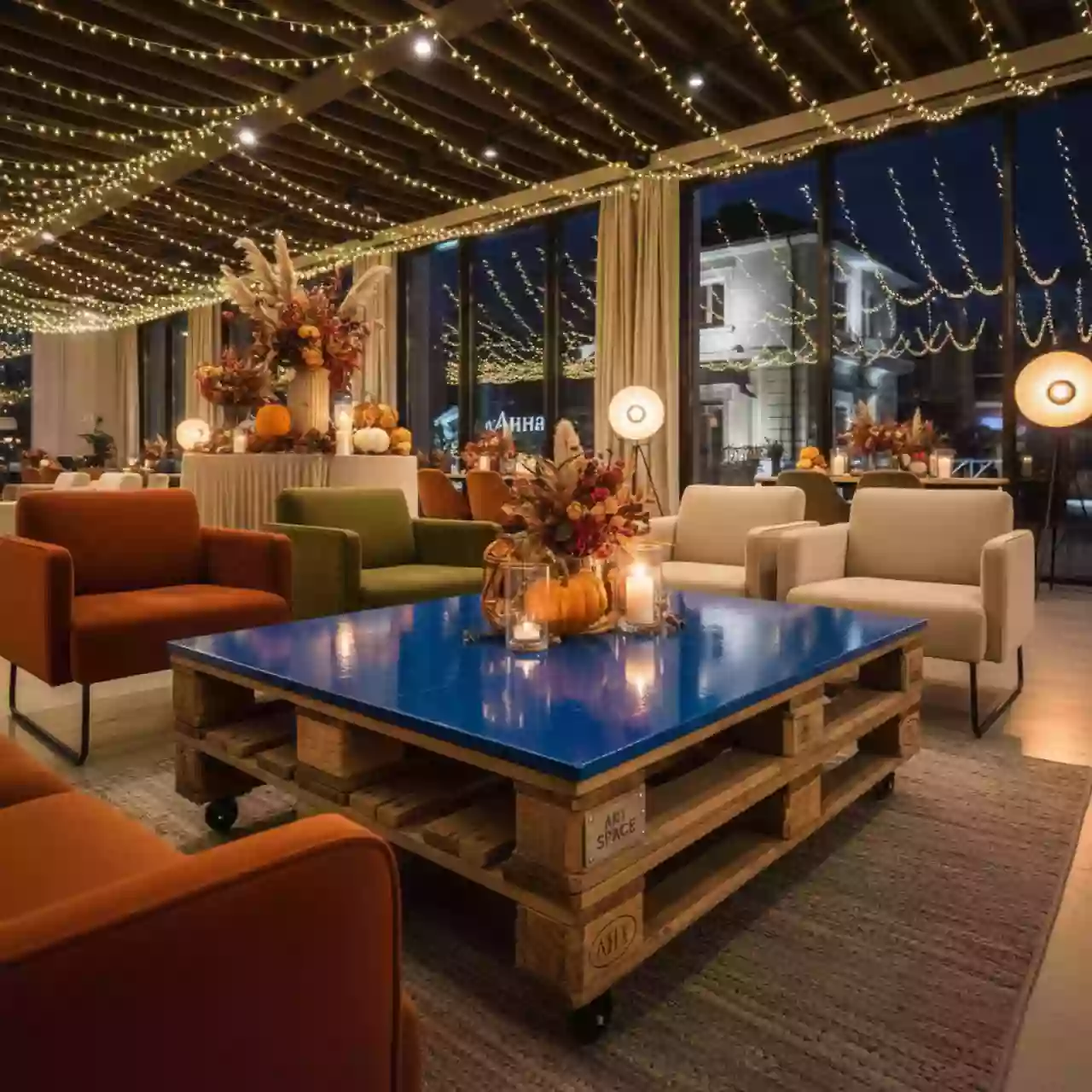 Аренда Стол журнальный паллетный деревянный с синей столешницей на вилле «Анна» — ART SPACE