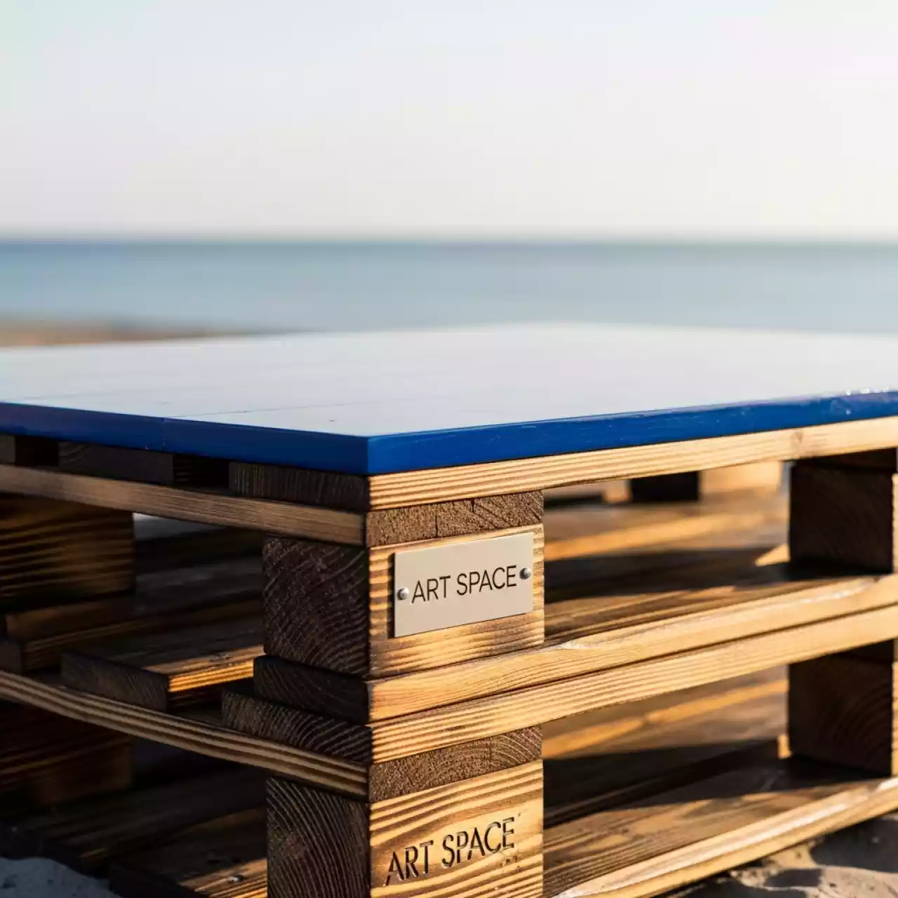 Аренда Стол журнальный паллетный обожженный с синей столешницей на пляже «Маяк» — ART SPACE