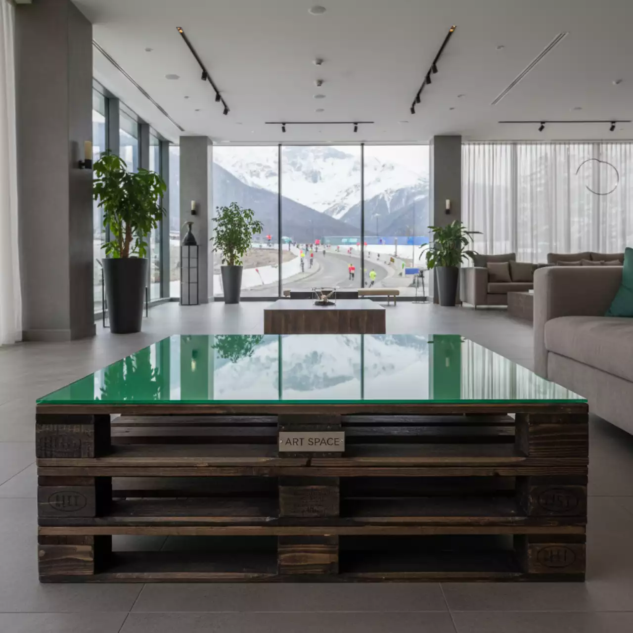 Аренда Стол журнальный паллетный обожженный с зеленой столешницей в Поляна 1389 Отель и Спа — ART SPACE