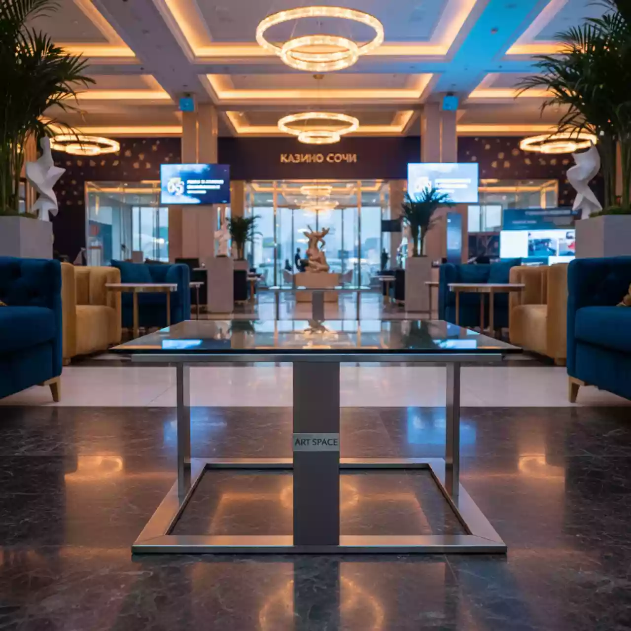 Аренда Стол журнальный стеклянный квадратный 70х70 см в казино «Сочи» — ART SPACE