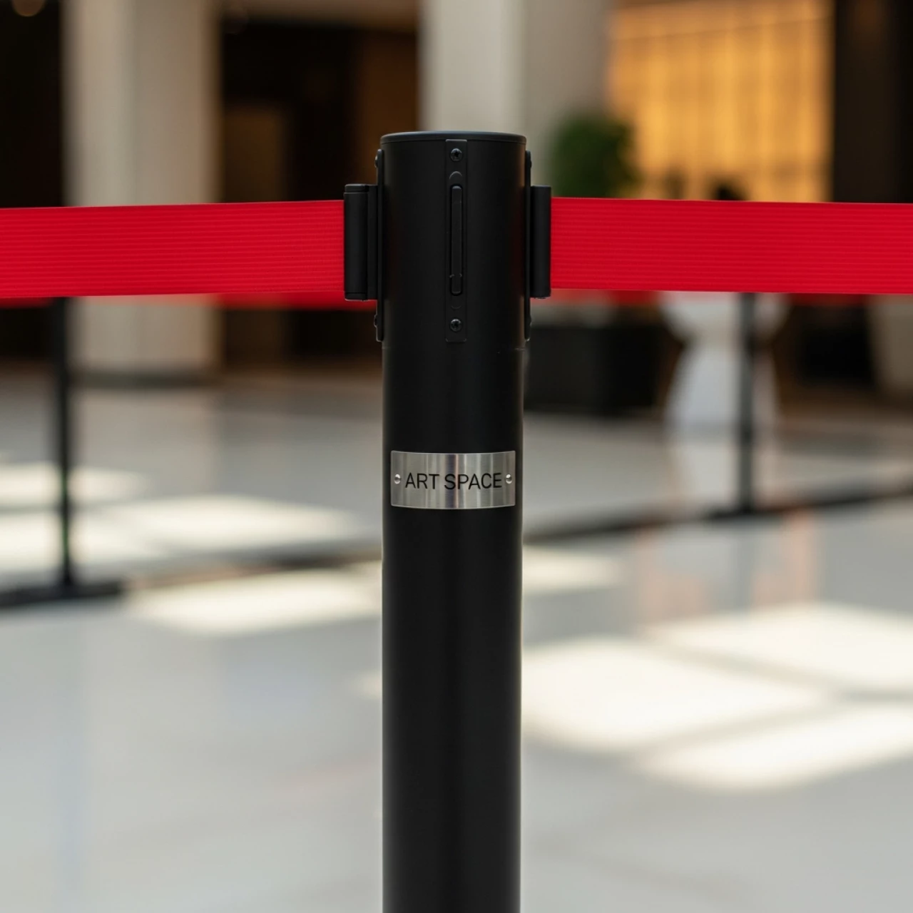Аренда Столбик черный высота 88 см с красной лентой 2,5 м из пластика и металла в отеле «Звездный» — ART SPACE