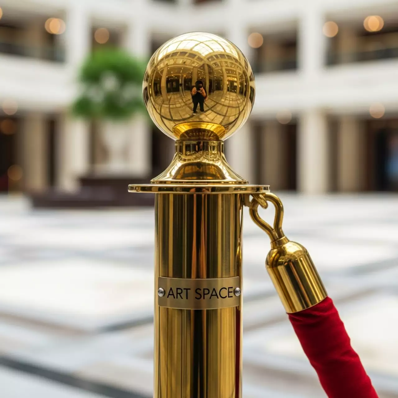 Аренда Столбик "Красная дорожка" золотой в Novotel Resort — ART SPACE