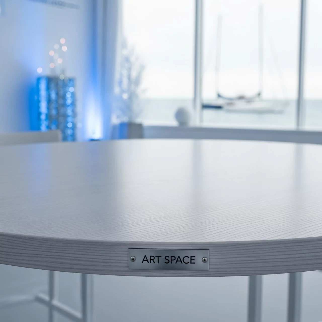 Аренда Столешница круглая Werzalit D700 мм белый дуб на парусной регате (Сочи) — ART SPACE