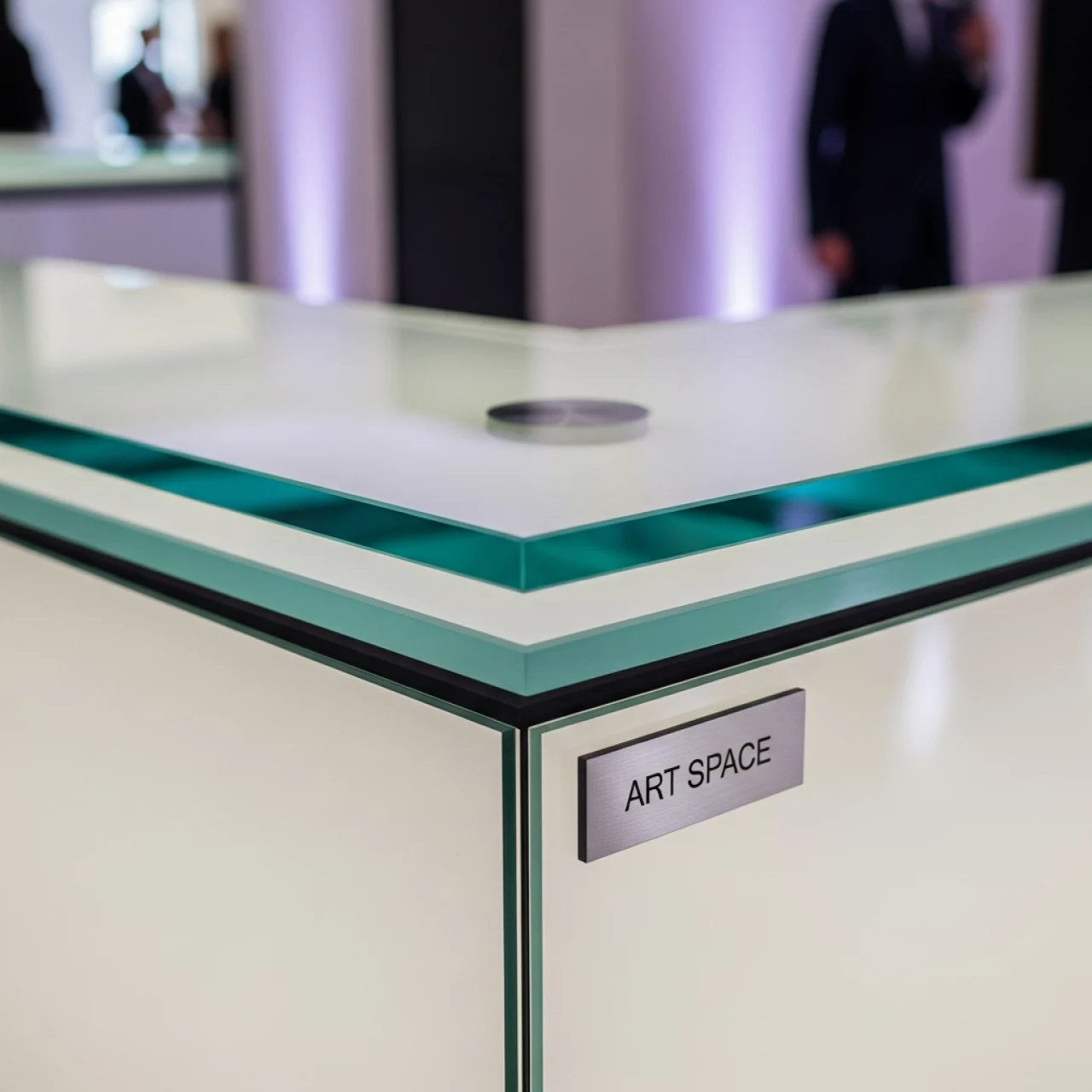 Аренда Столешница стеклянная для барной стойки Break Corner Top в Novotel Resort — ART SPACE