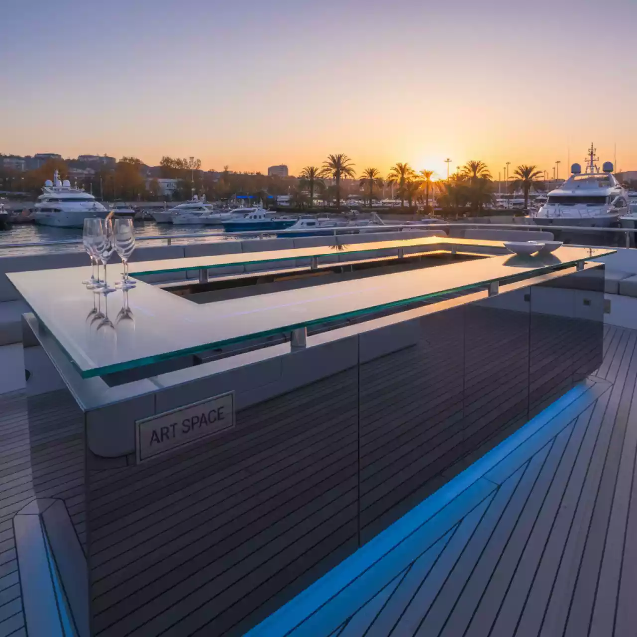 Аренда Столешница стеклянная для барной стойки Break Line Top на VIP теплоходе (Морпорт Сочи) — ART SPACE