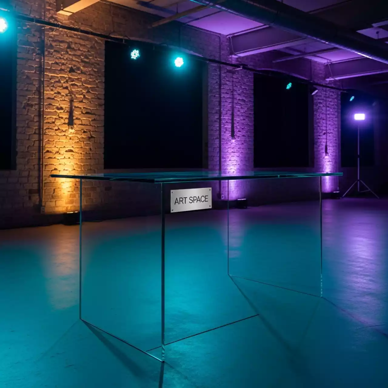 Аренда Столешница стеклянная Jumbo Bar Desk в лофте «Студия 21» — ART SPACE